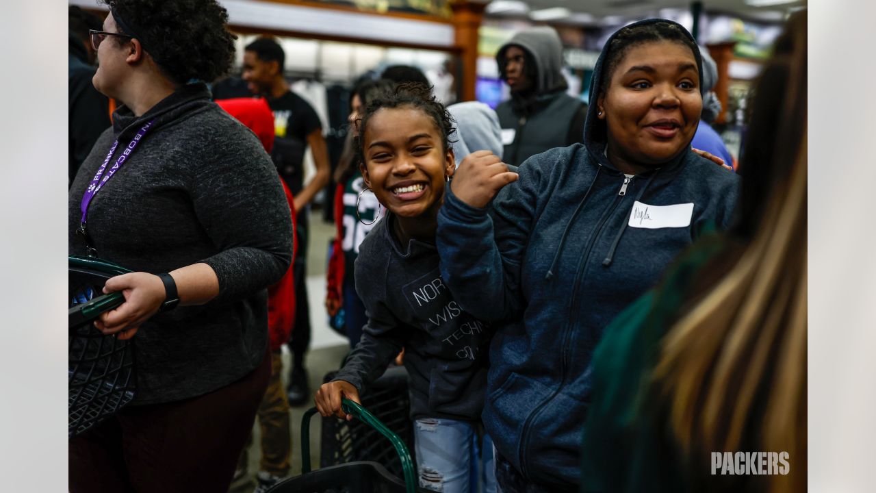 Photos: Tariq Carpenter and teammates host shopping spree for Boys and  Girls Club of Green Bay