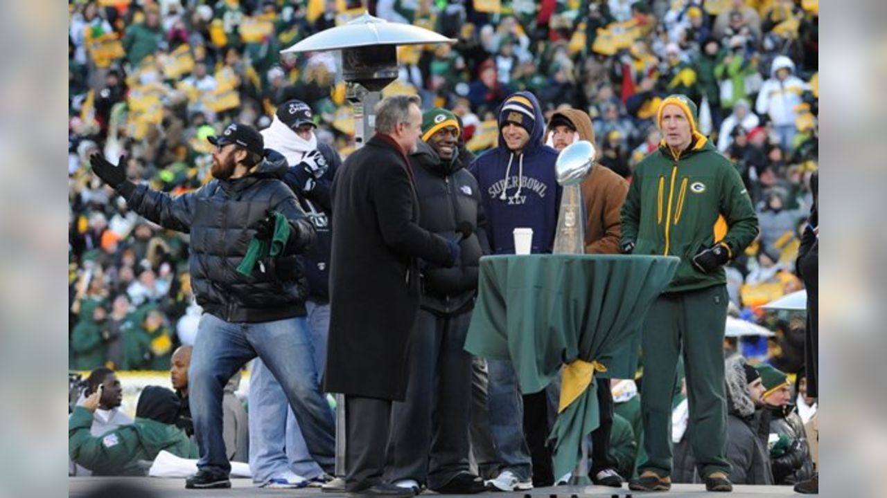 Packers fans celebrate wedding with spectacular Lambeau Field cake