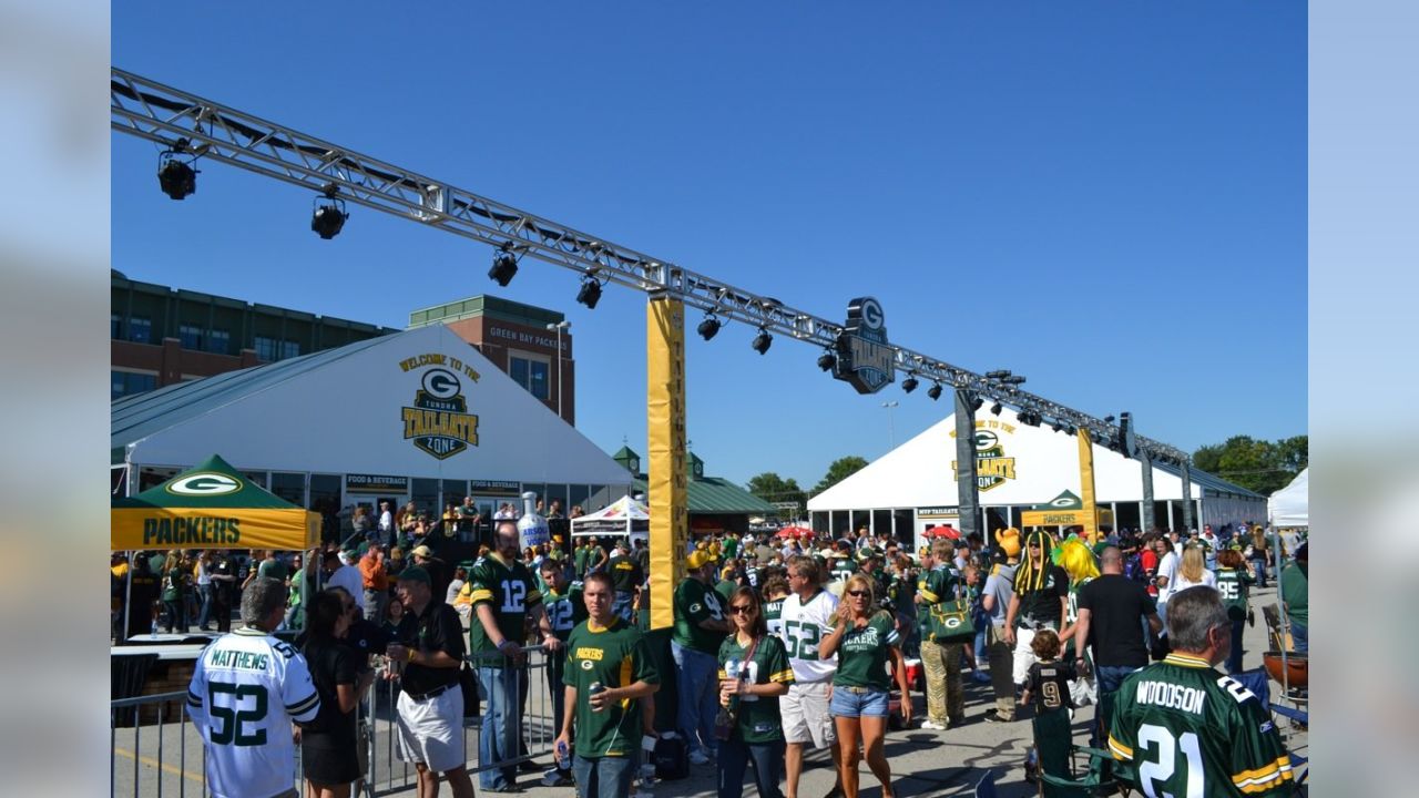 Fans in the Tundra Tailgate Zone