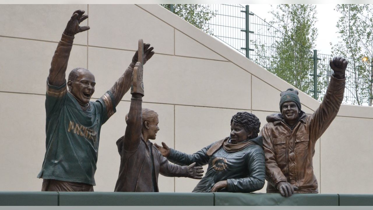 Green Bay Packers unveil Lambeau Leap statue at Lambeau Field