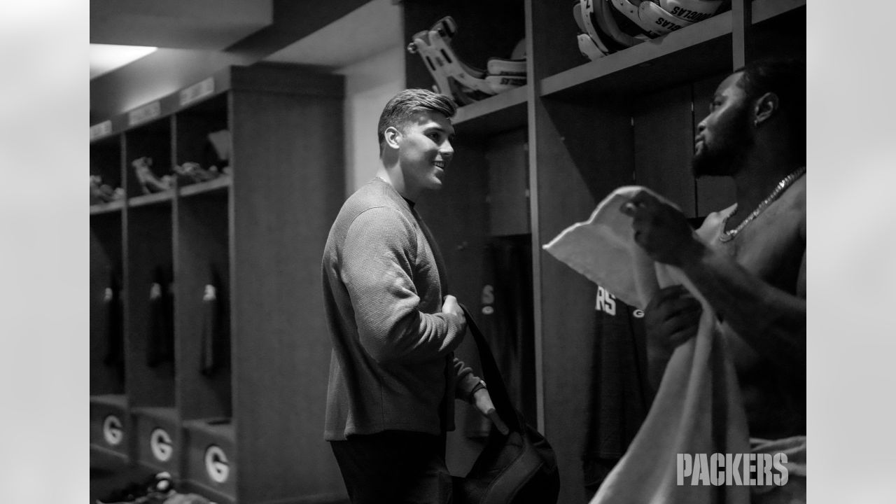 Packers rookies arrive at Lambeau Field, get outfitted by equipment staff