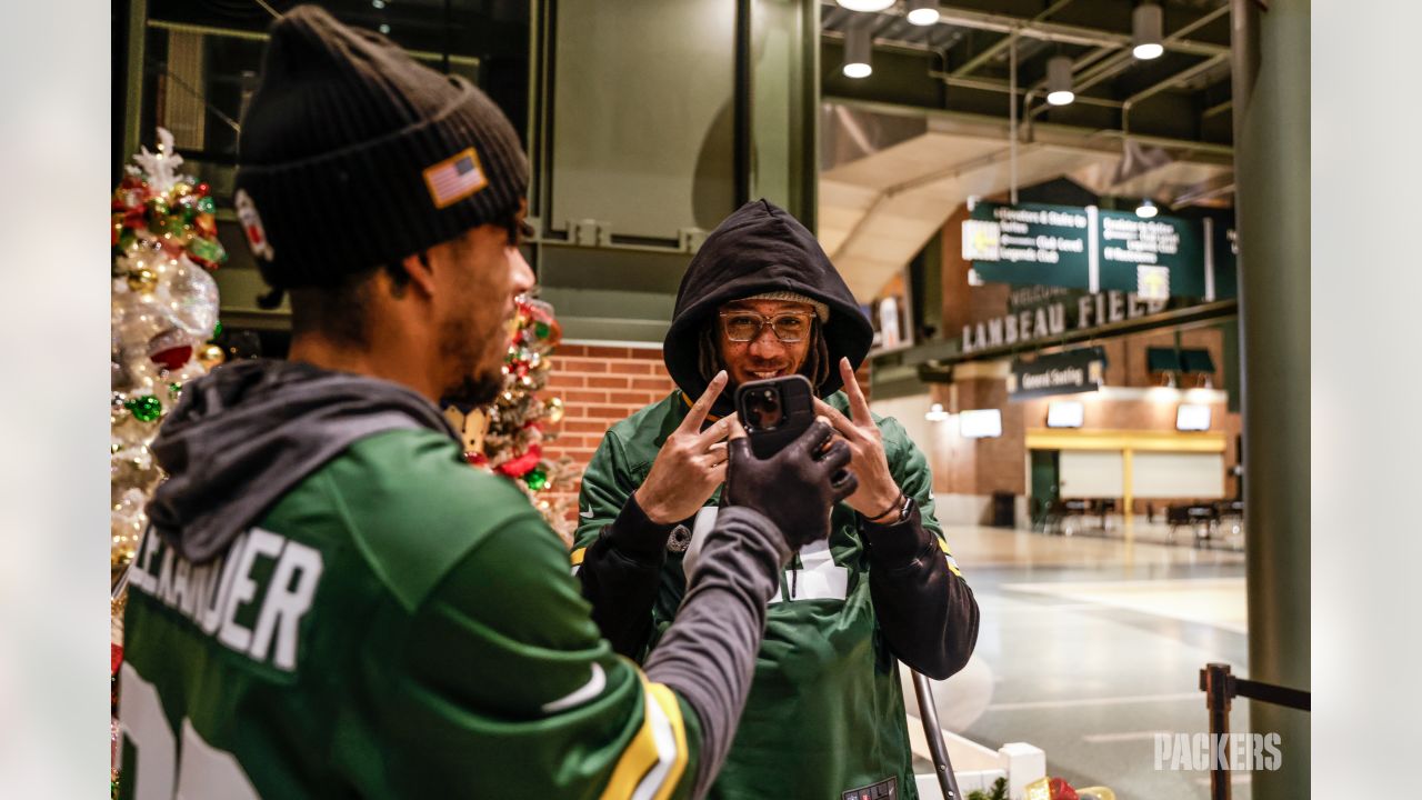 Packers' Jaire Alexander swaps double-bird salute with Eagles fan