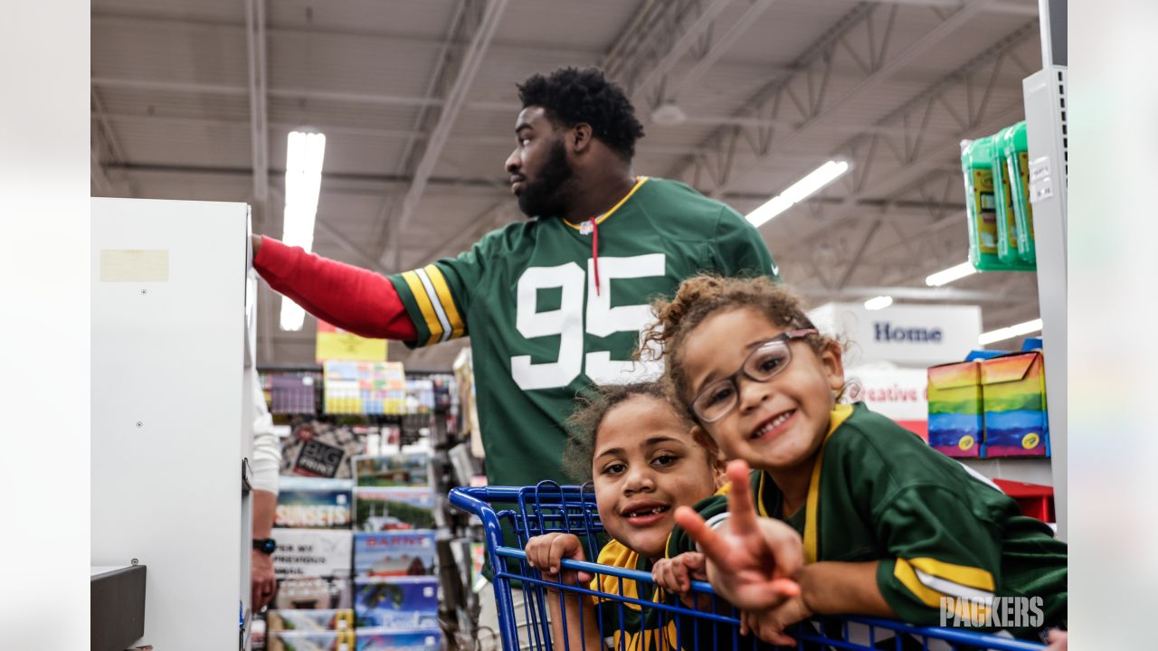 Packers players go holiday shopping with kids at Meijer 