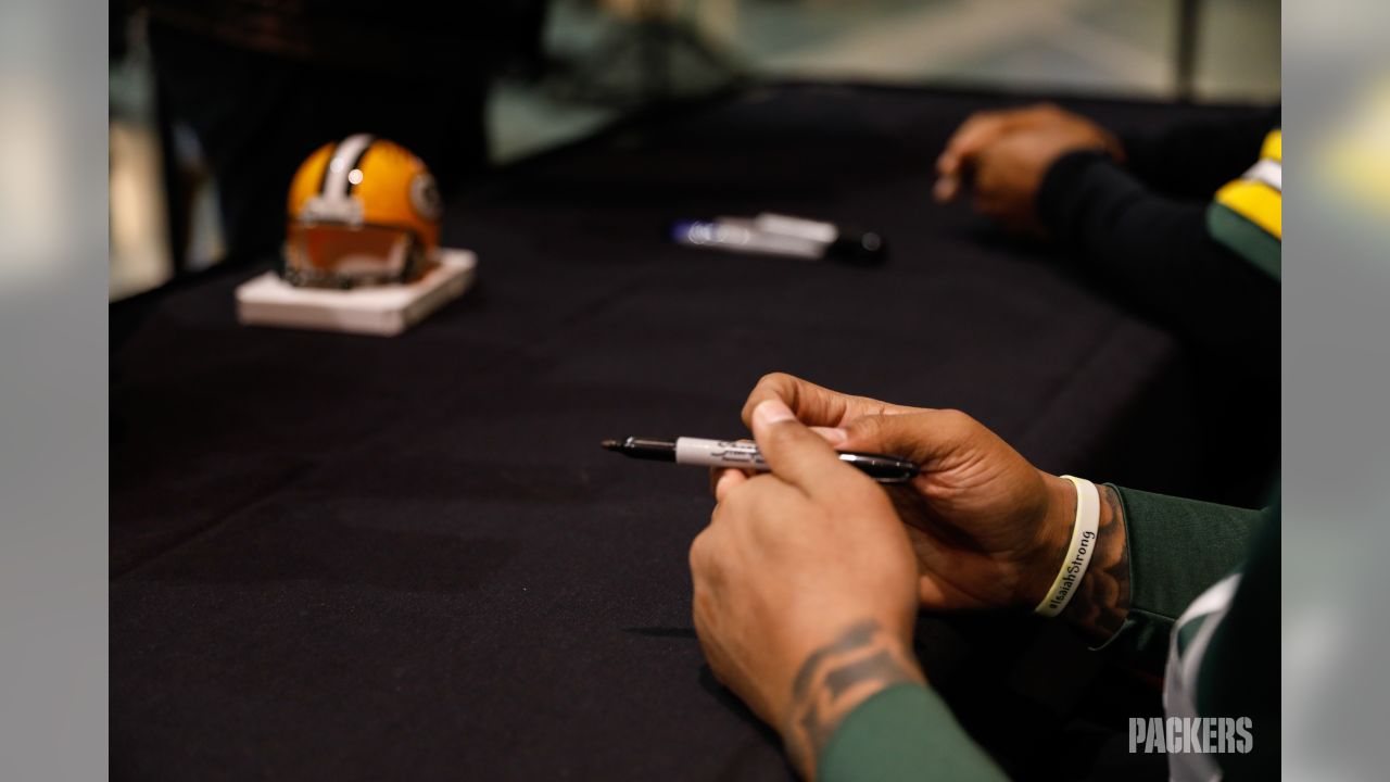 Packers players sign autographs at final Salvation Army signing session of  year