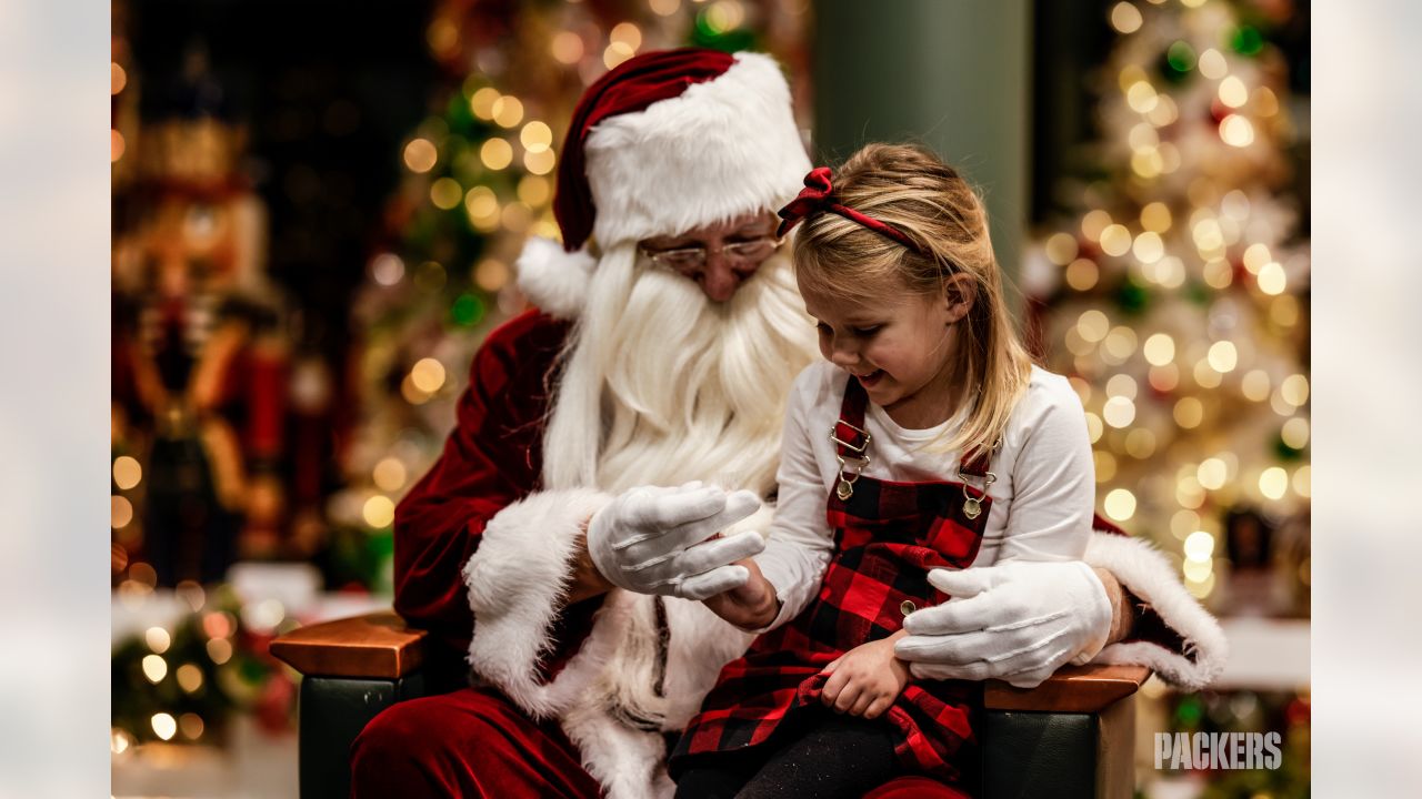 Santas Part of Christmas Day Game At Lambeau