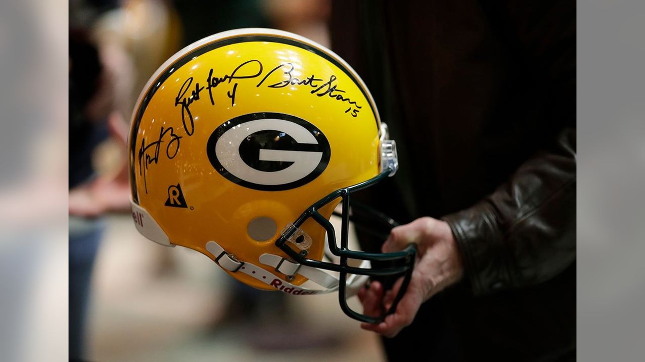 Aaron Rodgers to sign autographs at Lambeau Field Monday