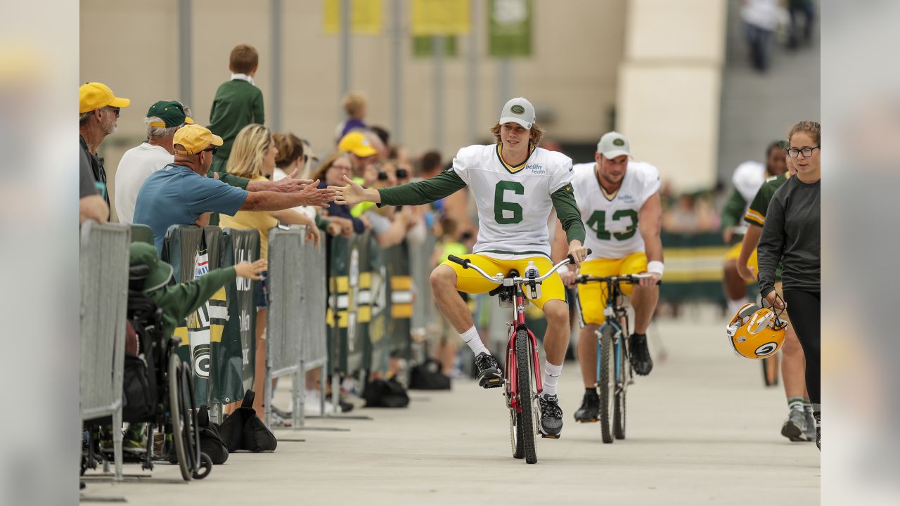 Mason Crosby, Packers teammates go ice fishing, do Hang time Challenge