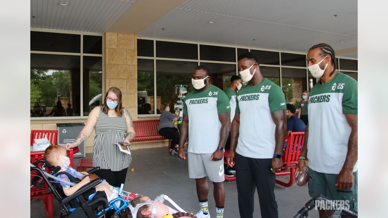 Packers alumni surprise patients at Marshfield Children's Hospital