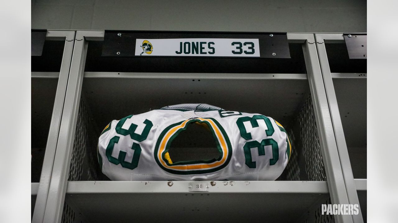 Behind-the-scenes look inside the Packers' locker room before Vikings game