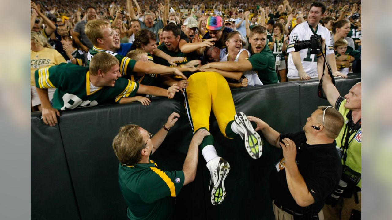 423 Lambeau Leap Photos & High Res Pictures - Getty Images