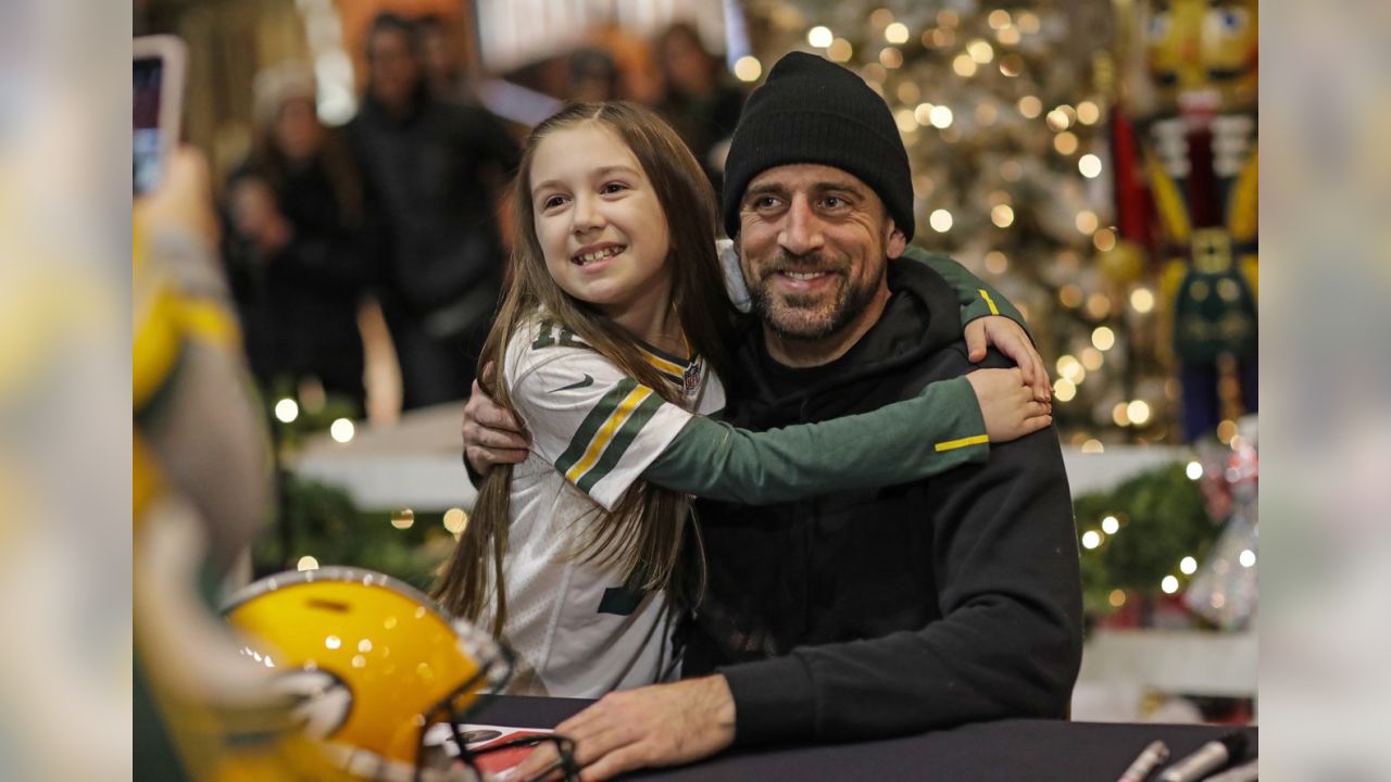 Aaron Rodgers signing limited number of autographs for Salvation Army