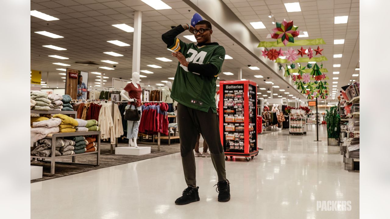 Photos: Tariq Carpenter and teammates host shopping spree for Boys