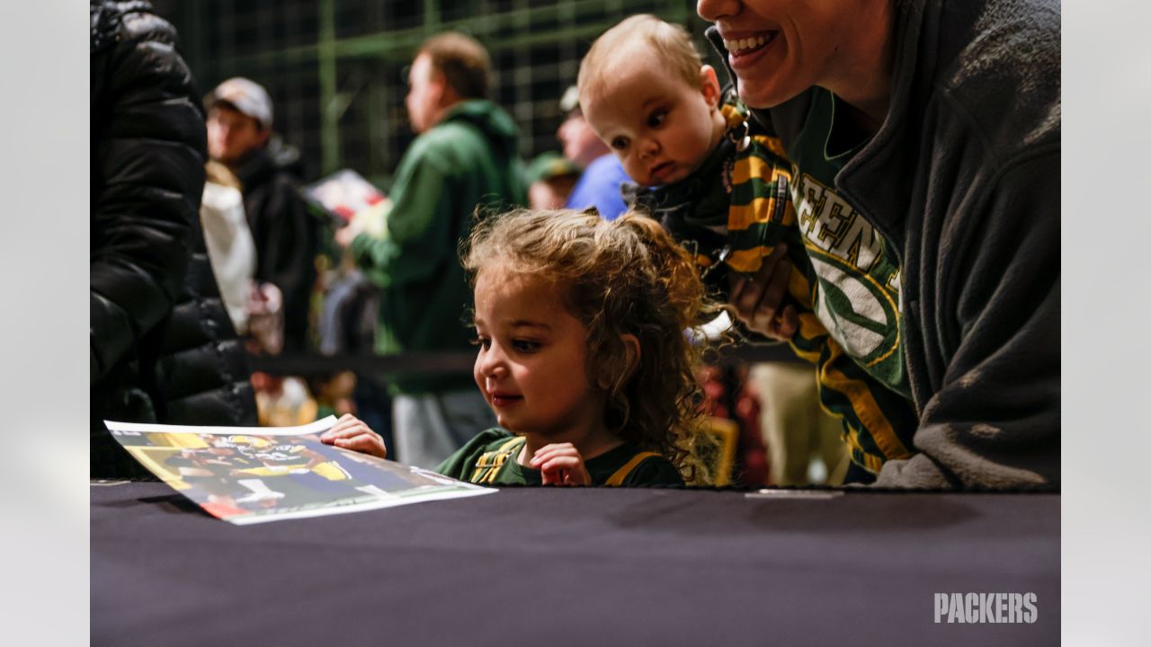 Photos: Eric Stokes, Jaire Alexander sign autographs for Salvation Army's  Red Kettle event