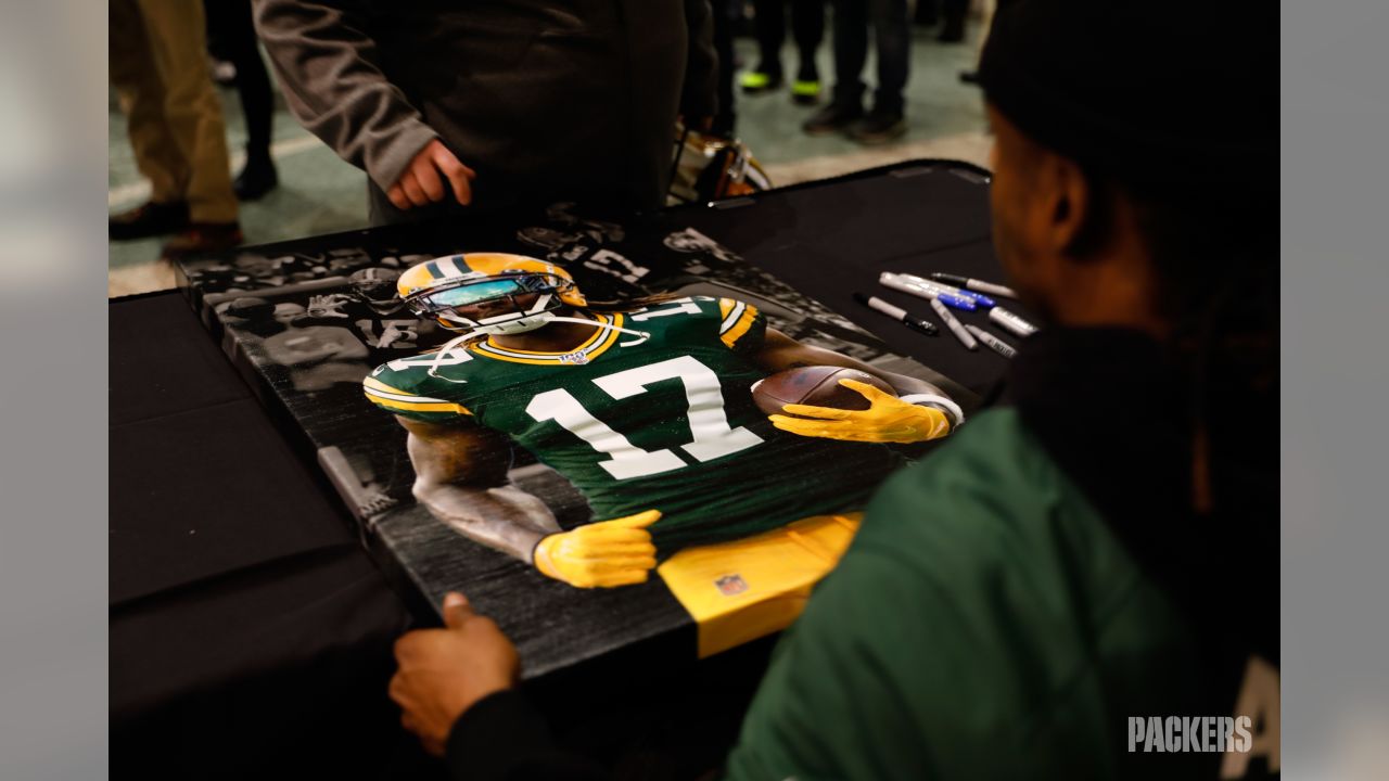 Packers players sign autographs to raise money for Salvation Army