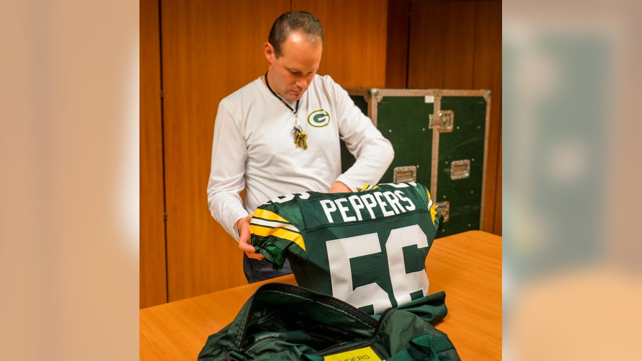 JULIUS PEPPERS SIGNED 16X20 PACKERS PHOTO #1