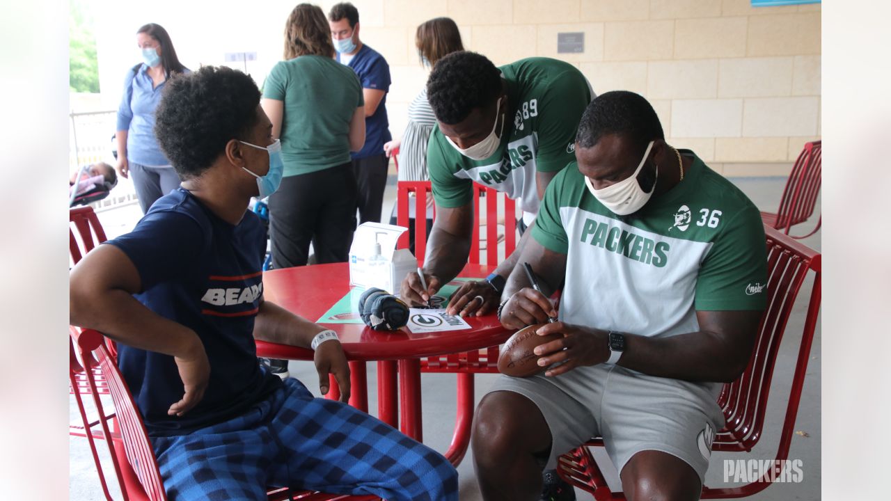 Packers alumni surprise patients at Marshfield Children's Hospital