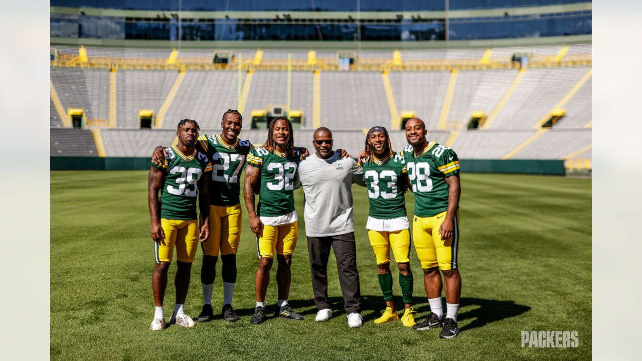 Behind the scenes: Packers take 2022 team photo inside Lambeau Field