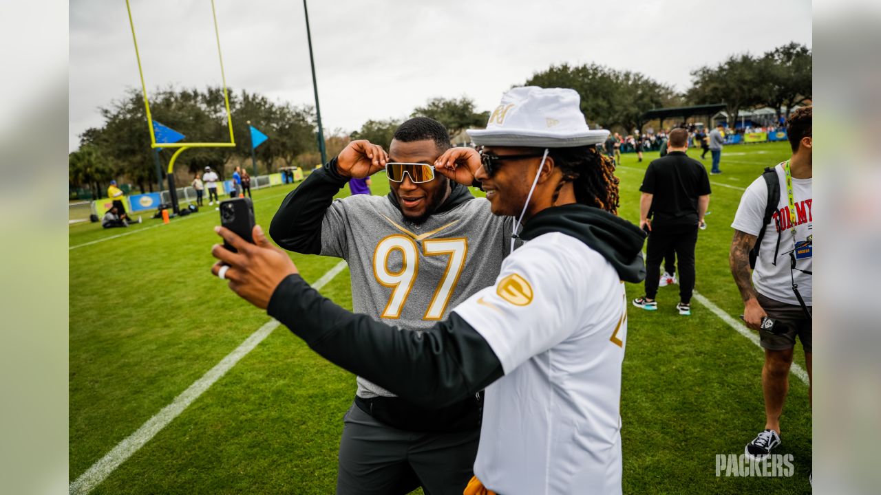 Za'Darius Smith, Davante Adams & Kenny Clark sign autographs at Pro Bowl  practice