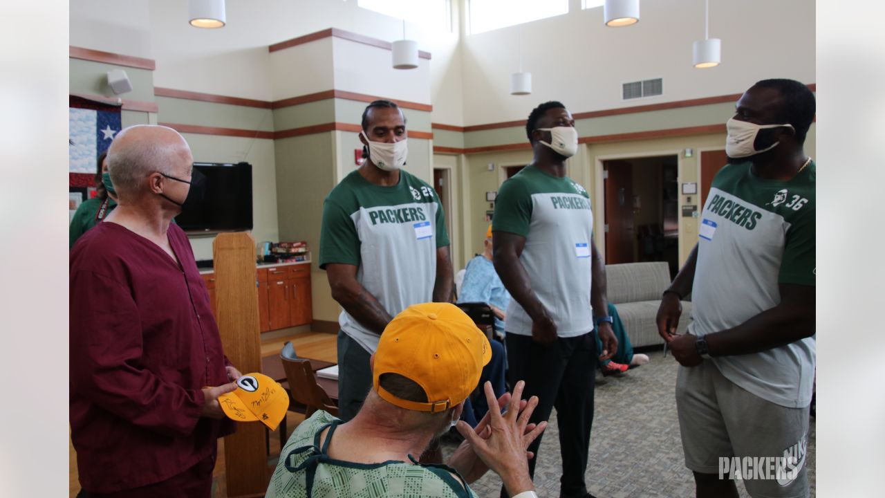 Packers alumni surprise patients at Marshfield Children's Hospital