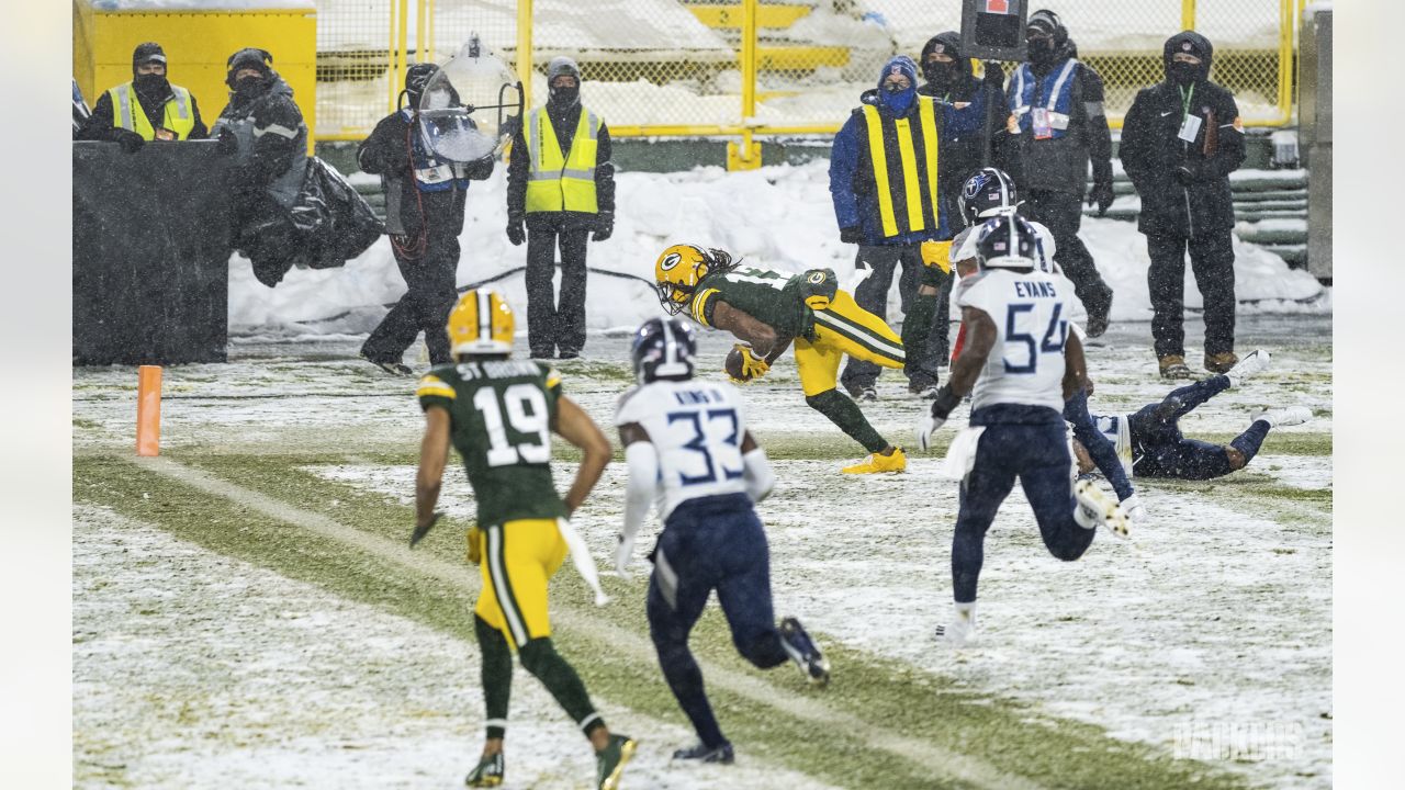 Packers torch Titans in Green Bay's winter wonderland, WJHL