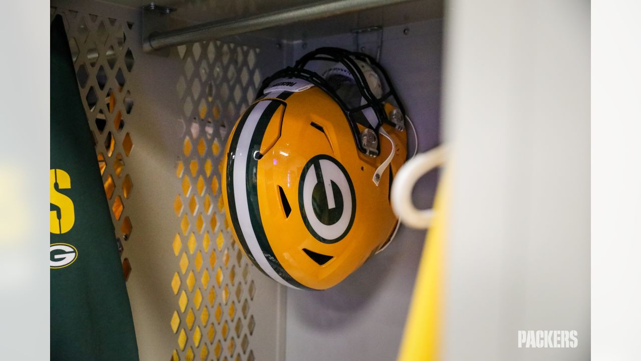 Behind-the-scenes look inside the Packers' locker room before Vikings game