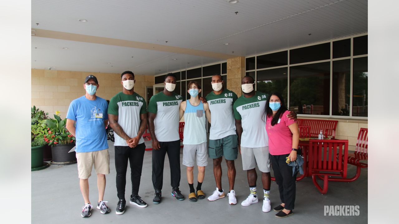 Packers alumni surprise patients at Marshfield Children's Hospital