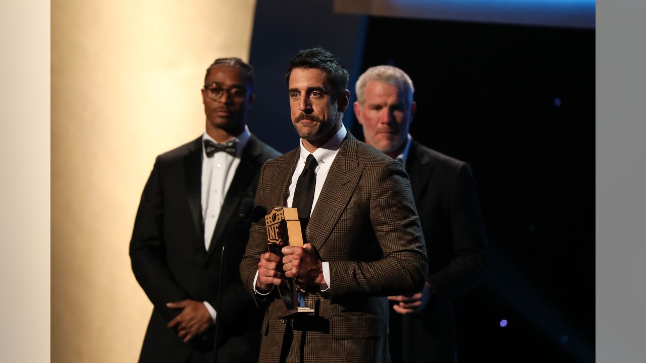 NFL fans discuss Aaron Rodgers and his suit at NFL Honors