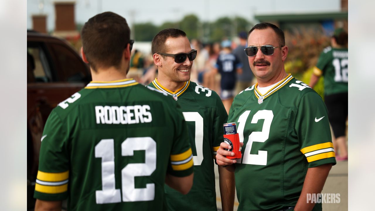 Chicago Bears vs. Green Bay Packers. Fans support on NFL Game. Silhouette  of supporters, big screen with two rivals in background Stock Photo - Alamy