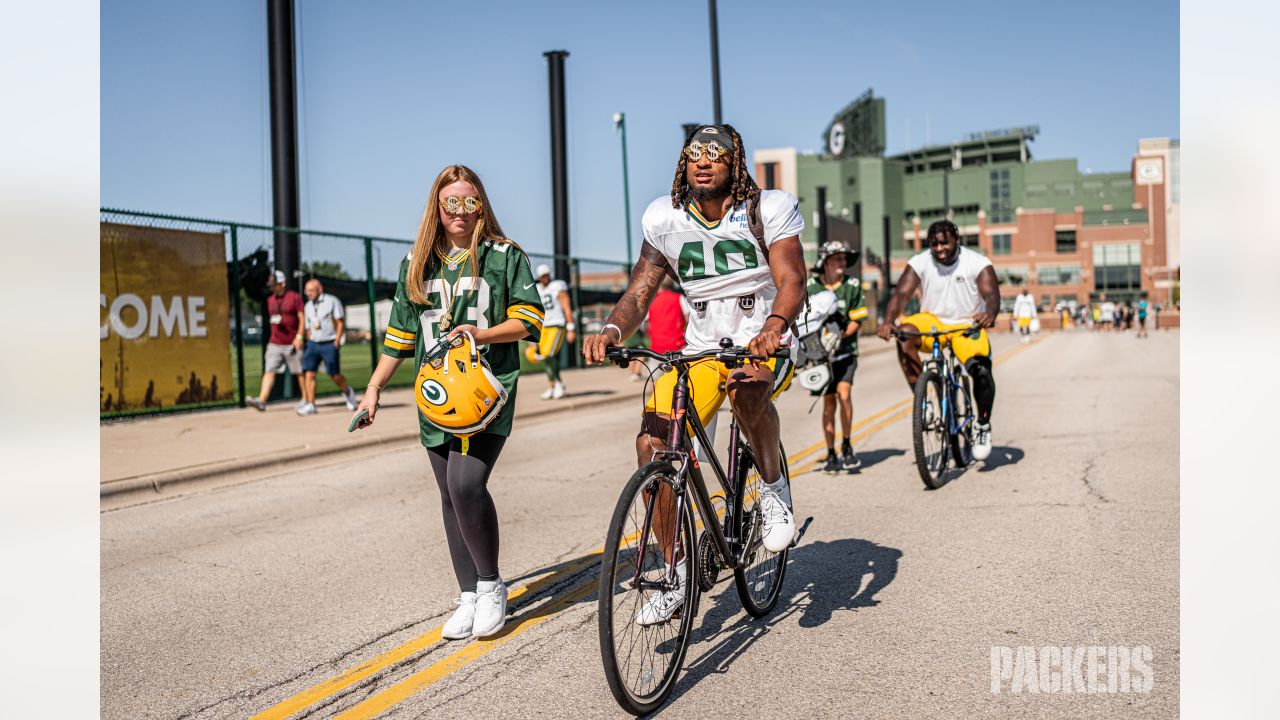 Photos: Fans return to Lambeau Field for bike tradition with players