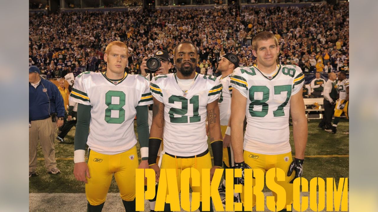 Aaron Rodgers And Matt Flynn Photobomb Packers Captains By Playing