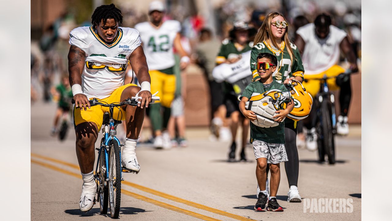 Photos: Fans return to Lambeau Field for bike tradition with players