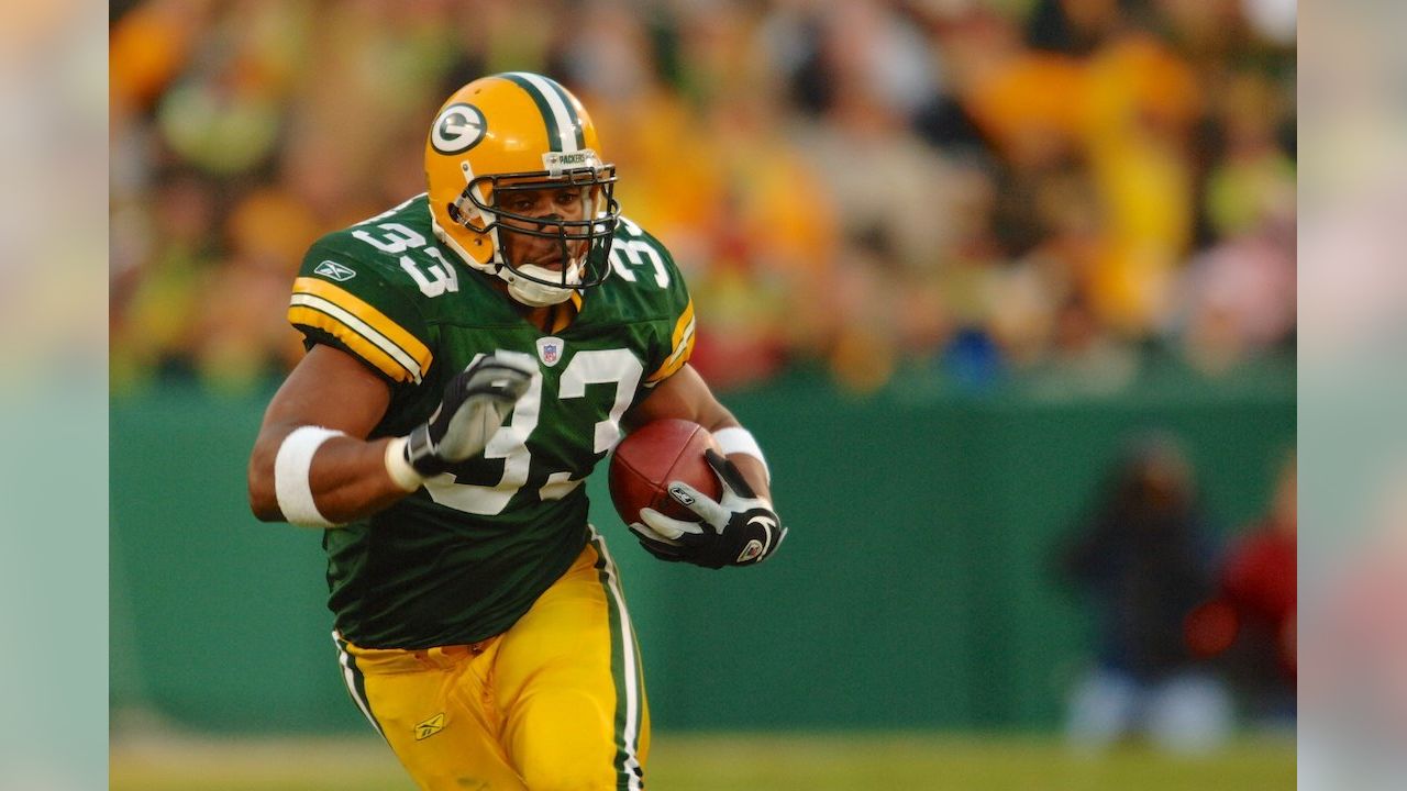 File:US Navy 110216-N-DR144-168 William Henderson, a fullback for the Green  Bay Packers football team, shows his Super Bowl championship ring to  Sailors.jpg - Wikimedia Commons