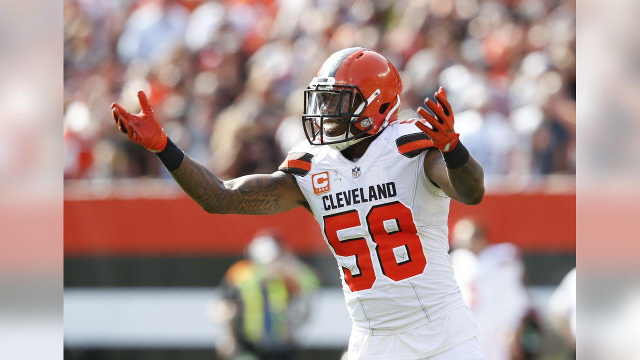 Houston Texans outside linebacker Christian Kirksey warms up