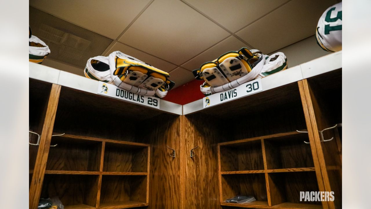 Behind-the-scenes look inside the Packers' locker room before Vikings game