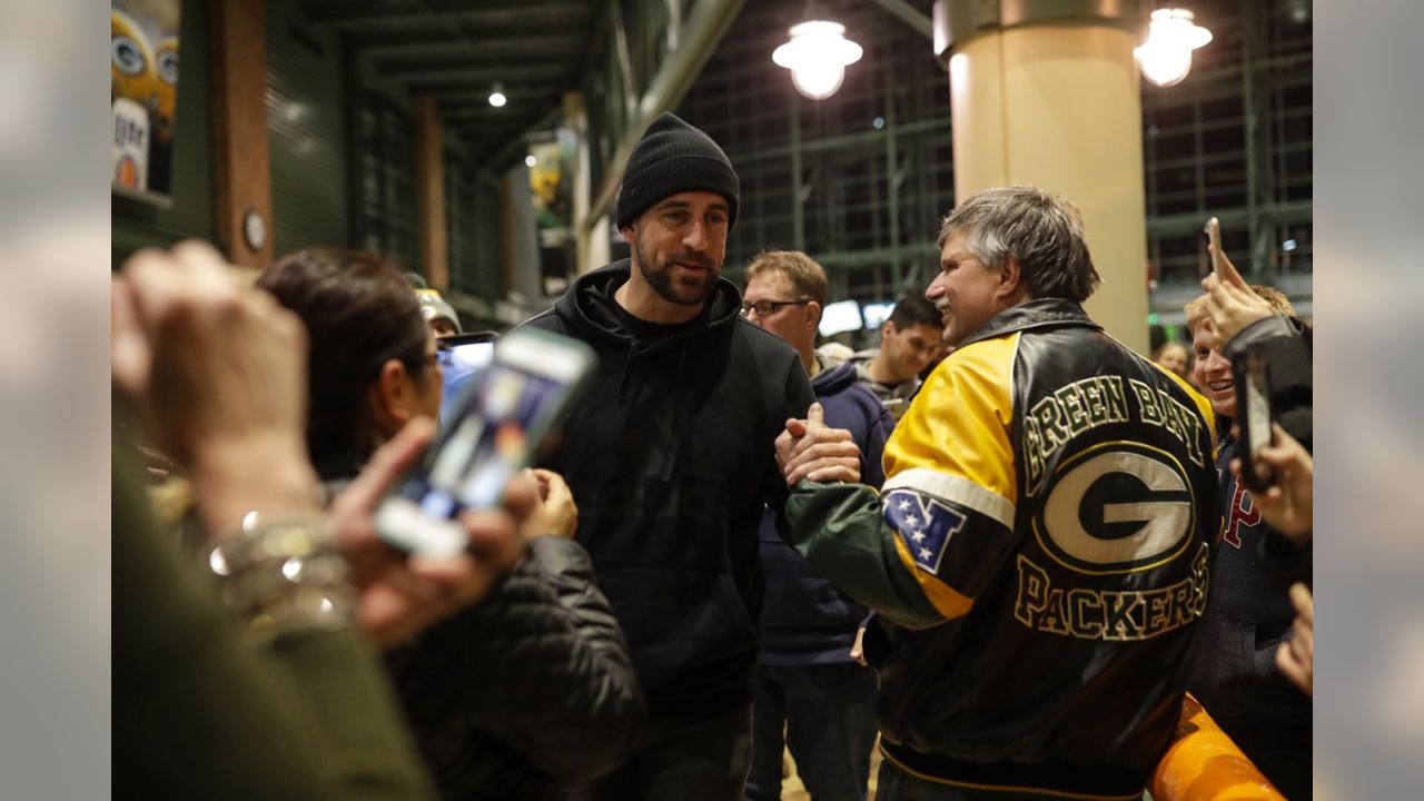 Rodgers signing autographs to benefit Salvation Army