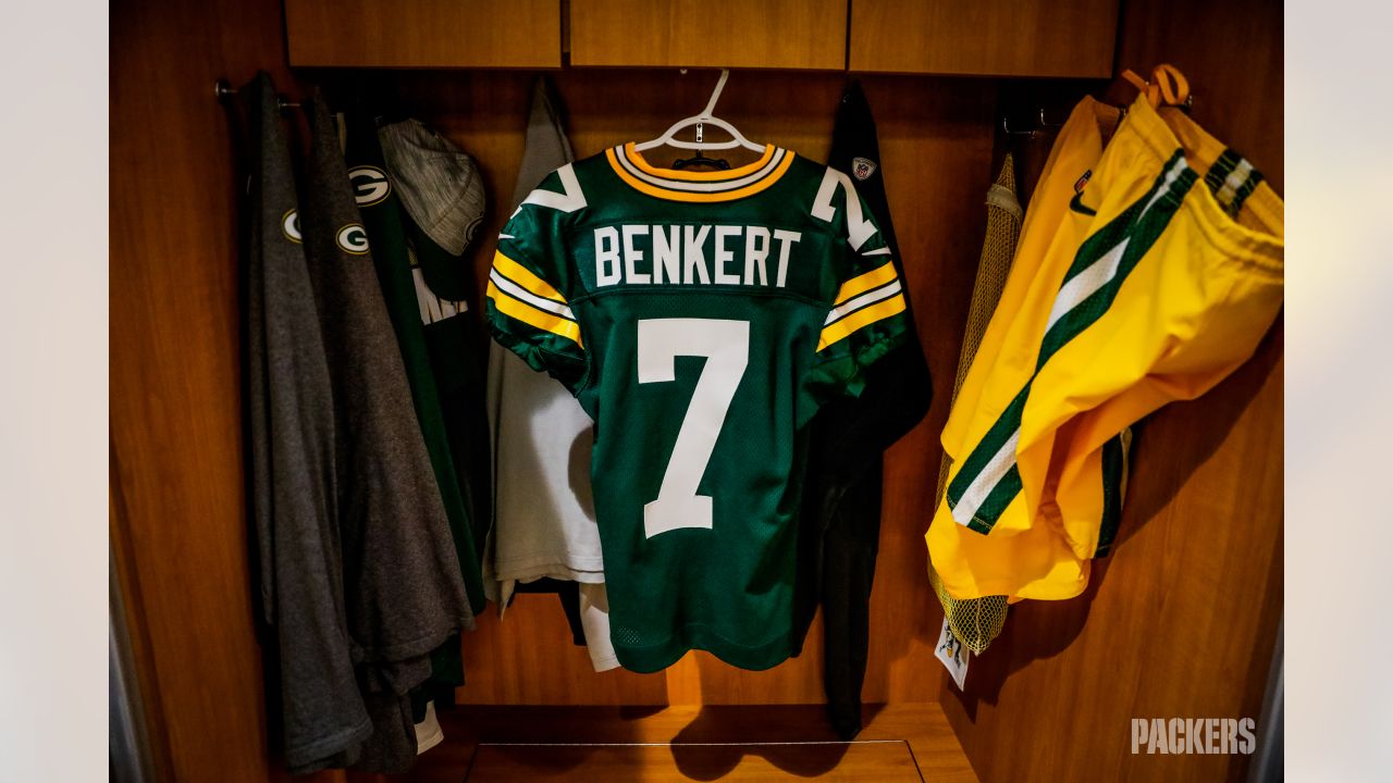 New York Jets Locker Room Black Satin Varsity Satin Jacket - 8 Ball Jacket, image size:1280x720