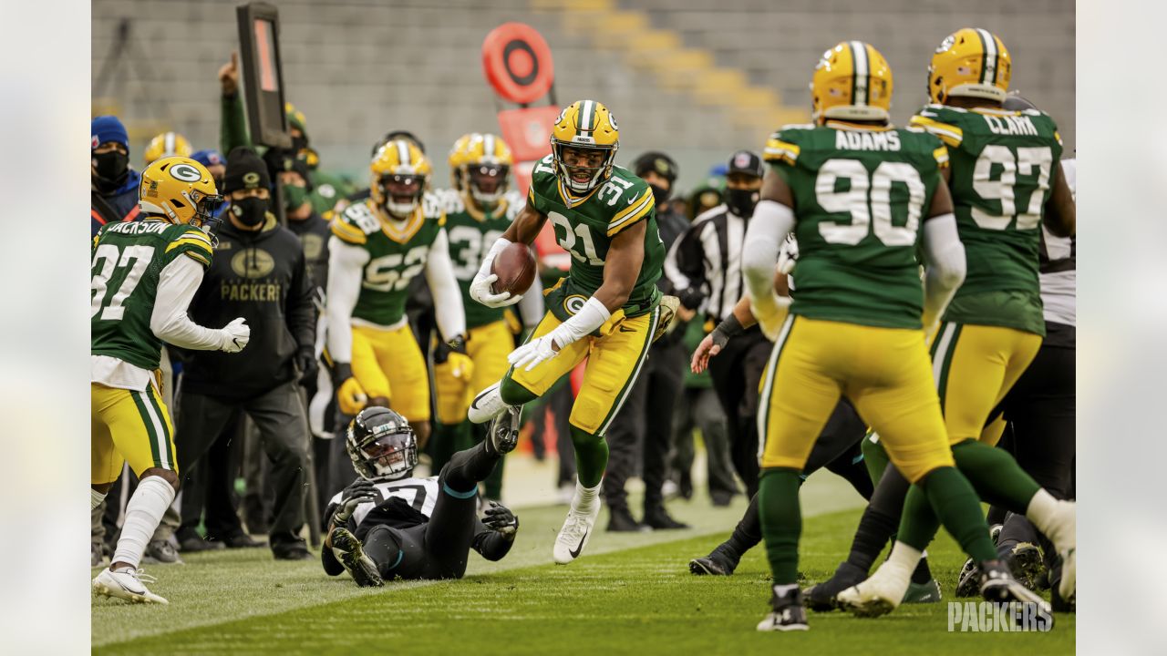 Green Bay Packers' Adrian Amos (31) intercepts a pass intended for