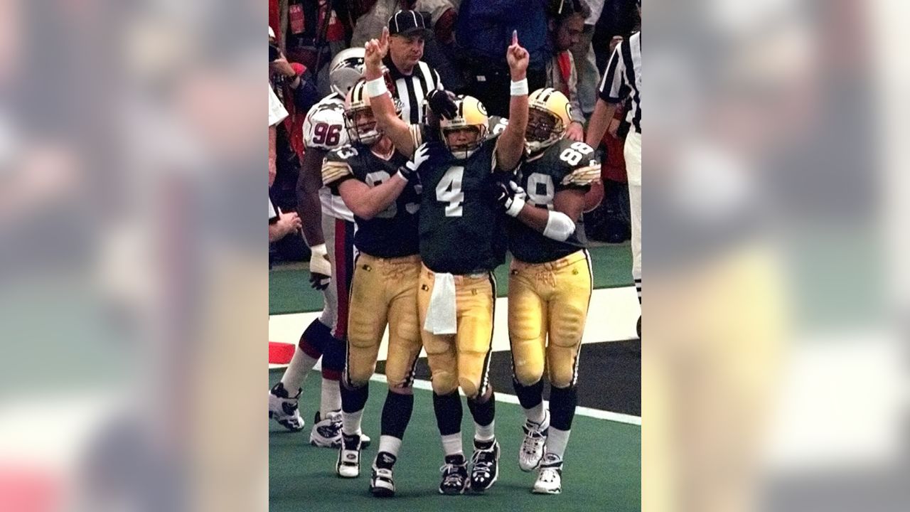 Bleacher Report on X: The elusive ring: Brett Favre led the Packers to a  35-21 victory over the Patriots in Super Bowl XXXI #NFLHallOfFame   / X