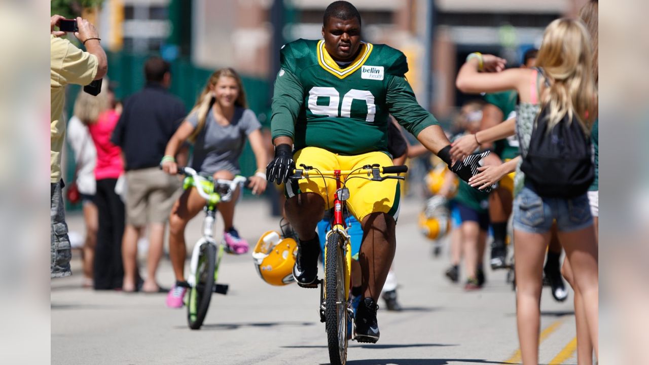 Packers hop on kids' bikes for sweet annual DreamDrive as Green