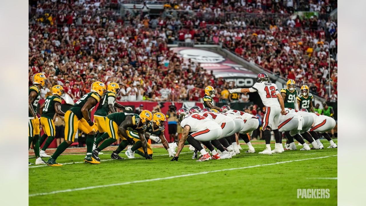 Tampa Bay Buccaneers vs. Green Bay Packers . NFL Game. American Football  League match. Silhouette of professional player celebrate touch down.  Screen Stock Photo - Alamy