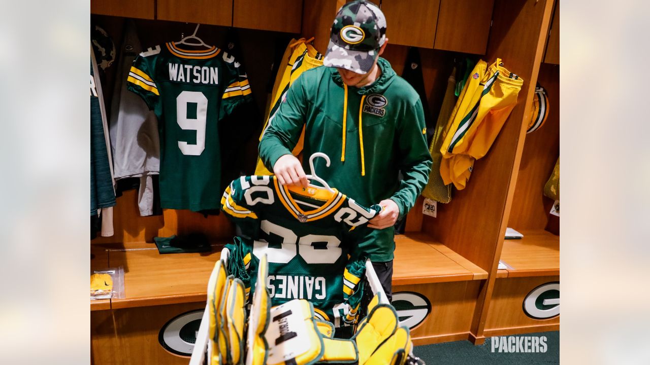 Behind-the-scenes look inside the Packers' locker room before Vikings game