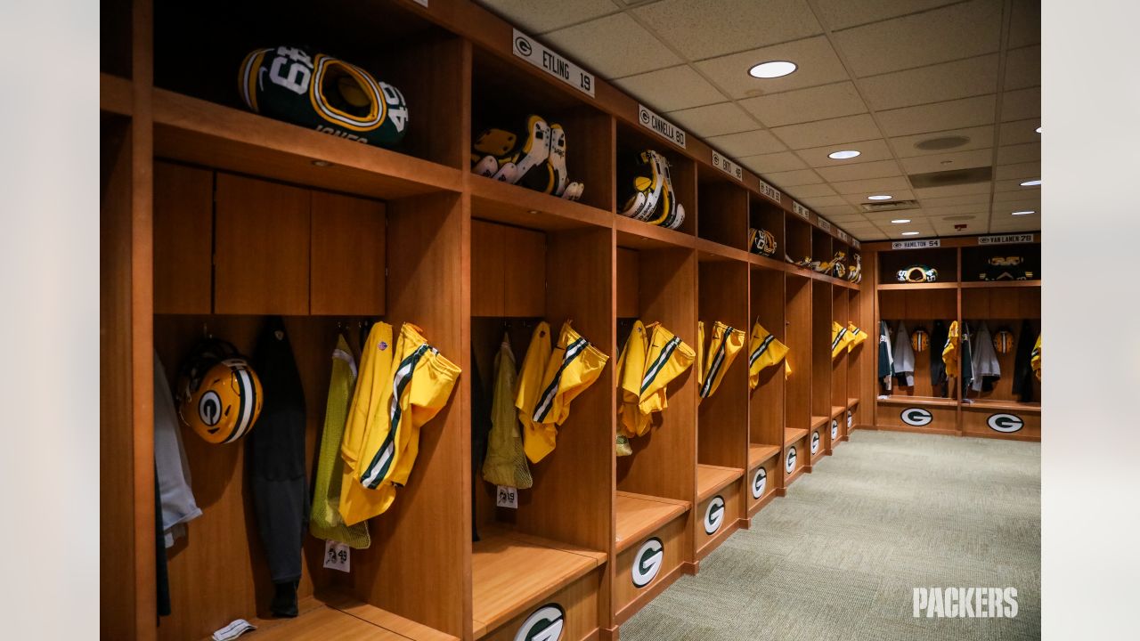 Behind-the-scenes look inside the Packers' locker room before Vikings game