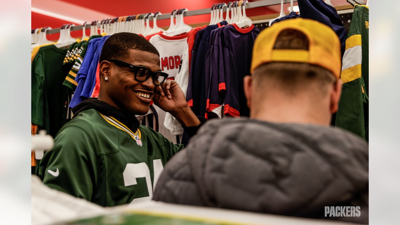 Photos: Tariq Carpenter and teammates host shopping spree for Boys