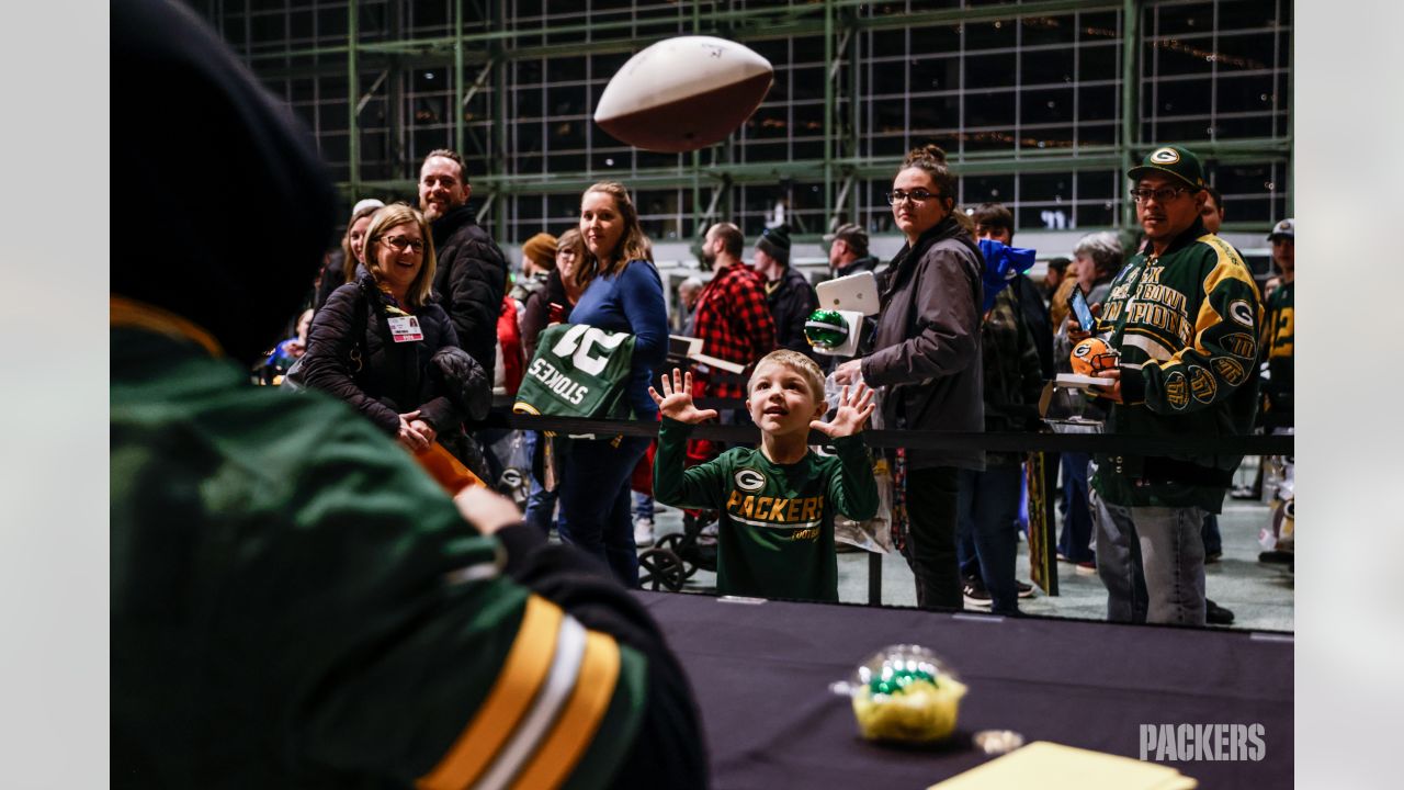 Photos: Eric Stokes, Jaire Alexander sign autographs for Salvation Army's  Red Kettle event