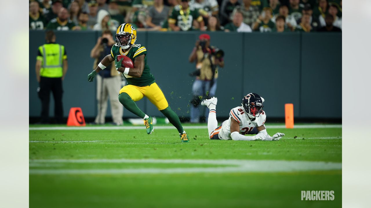 Chicago Bears vs. Green Bay Packers. Fans support on NFL Game. Silhouette  of supporters, big screen with two rivals in background Stock Photo - Alamy