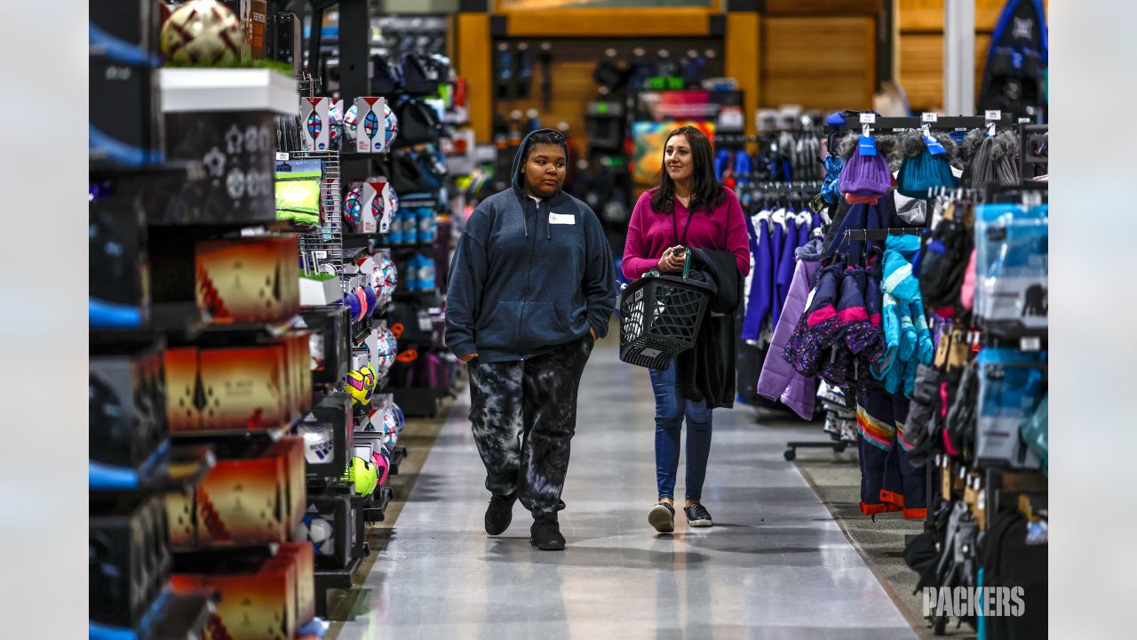 Photos: Tariq Carpenter and teammates host shopping spree for Boys and  Girls Club of Green Bay