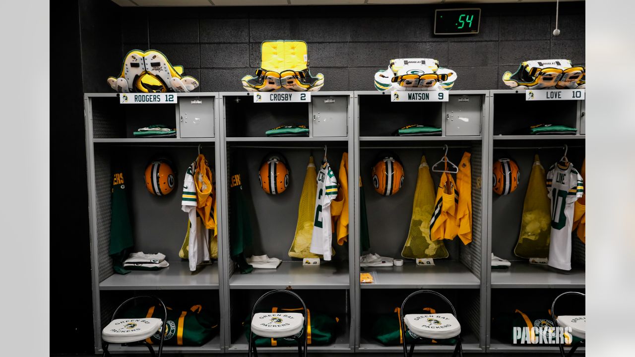 Behind-the-scenes look inside the Packers' locker room before Vikings game