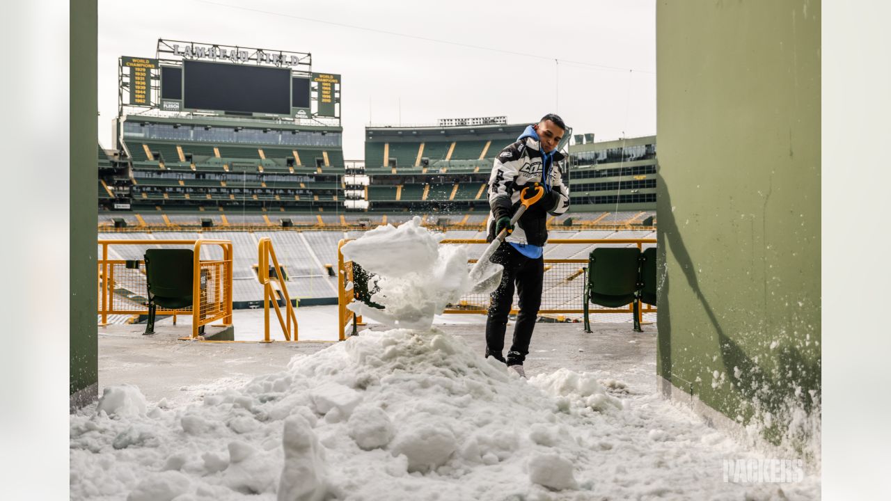 Photos: Packers fans remove snow from Lambeau Field ahead of Week