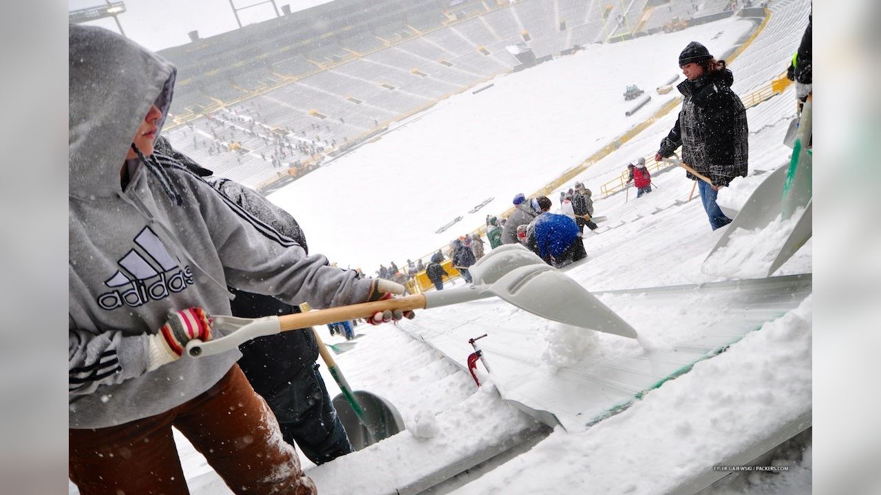 Snow at Packers game means shoveling issue, unusual FOX graphics