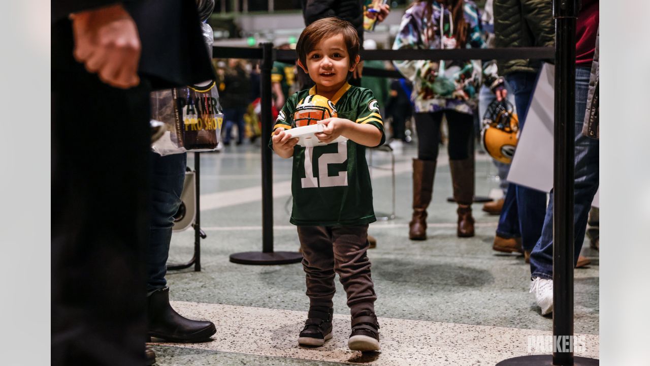 Photos: Eric Stokes, Jaire Alexander sign autographs for Salvation Army's  Red Kettle event